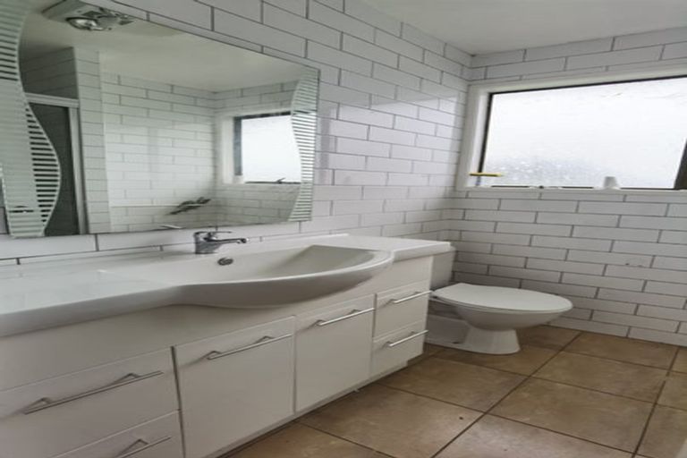 Photo of property in 16 Massine Place, Randwick Park, Auckland, 2105