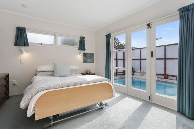 Photo of property in 21 Wernham Place, Northcote, Auckland, 0626