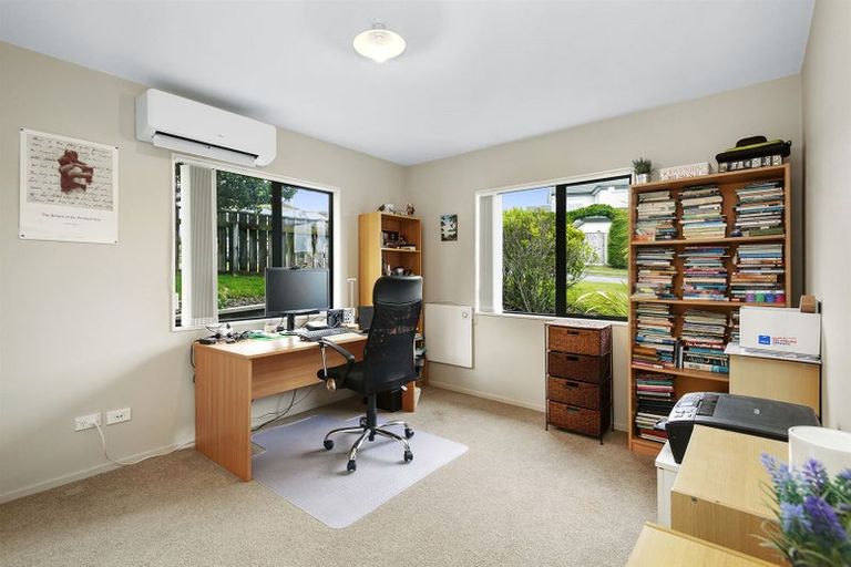 Photo of property in 2 Pikitanga Close, Tawa, Wellington, 5028