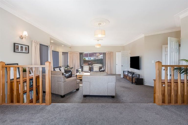 Photo of property in 2 Saunders Close, Whitby, Porirua, 5024