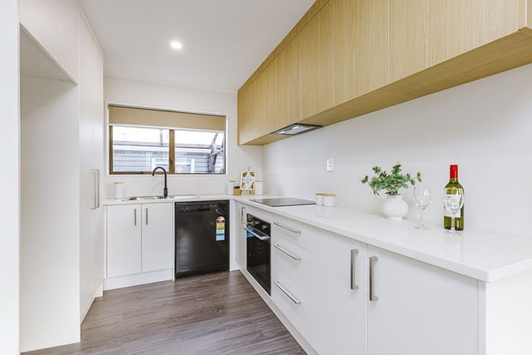 Photo of property in 2/31 Sutton Crescent, Papakura, 2110