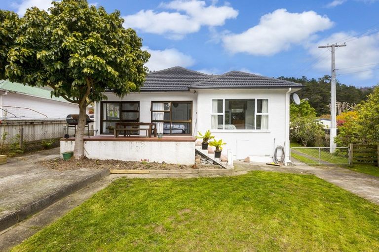 Photo of property in 73 Kamahi Street, Stokes Valley, Lower Hutt, 5019
