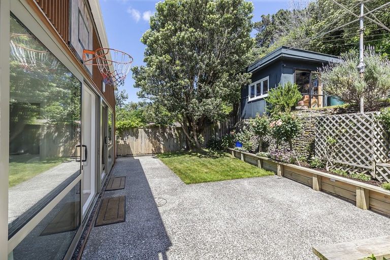 Photo of property in 118 Breaker Bay Road, Breaker Bay, Wellington, 6022