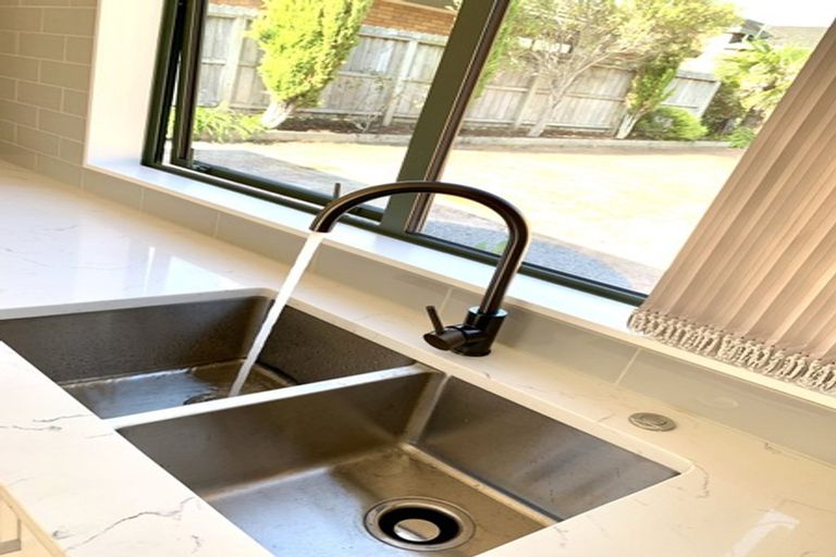 Photo of property in 11 San Ambrosio Rise, Henderson, Auckland, 0612