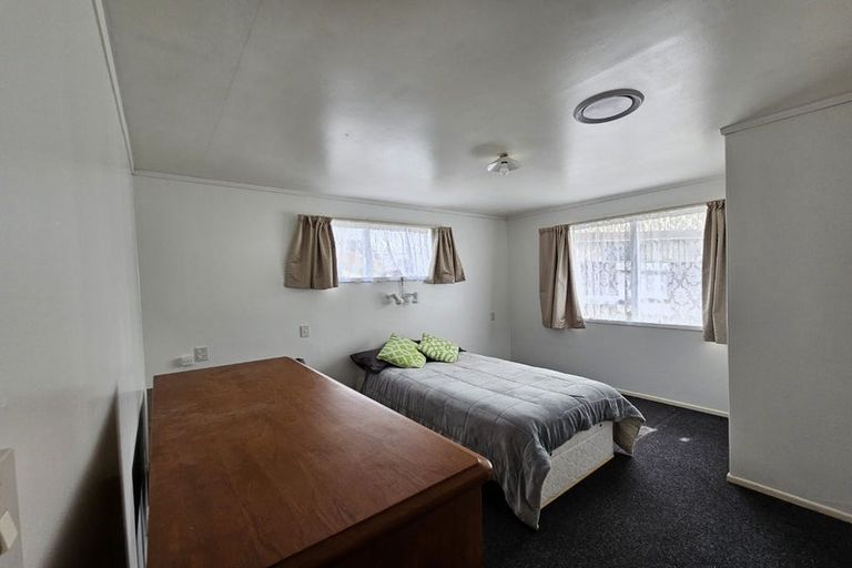 Photo of property in 6 Kingsbridge Place, Newlands, Wellington, 6037