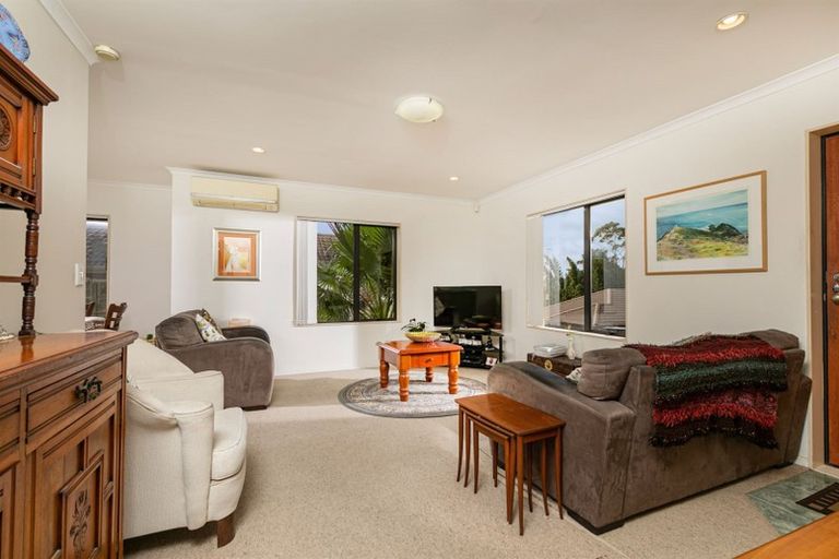 Photo of property in 15 Westglen Place, Ranui, Auckland, 0612