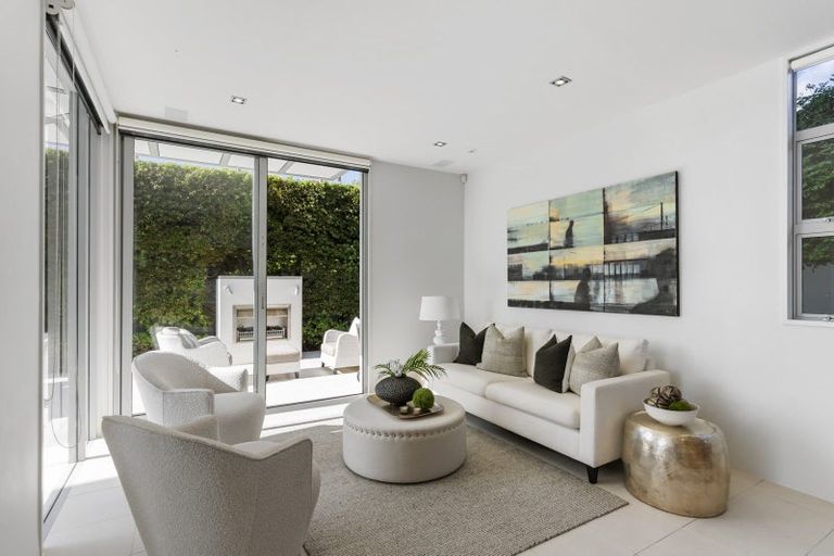 Photo of property in 11 Icarus Place, Half Moon Bay, Auckland, 2012