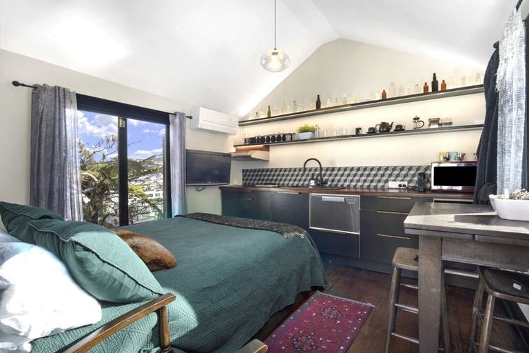 Photo of property in 12 Stafford Street, Mount Victoria, Wellington, 6011