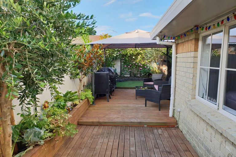 Photo of property in 1/61 Glenmore Road, Sunnyhills, Auckland, 2010