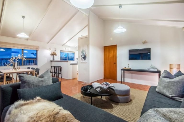 Photo of property in 2/17 Oliver Street, Point Chevalier, Auckland, 1022