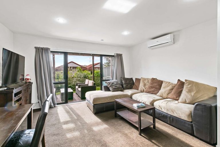 Photo of property in 5/44 Fields Parade, Oteha, Auckland, 0632