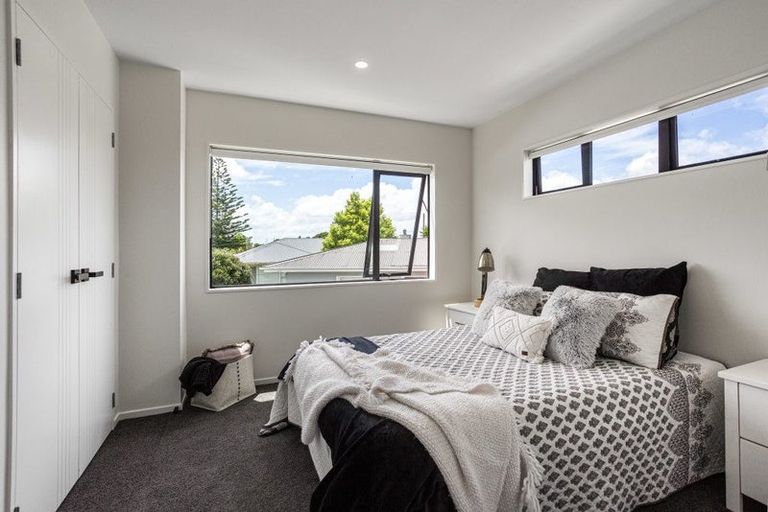 Photo of property in 2/13 Fairdale Place, Birkdale, Auckland, 0626