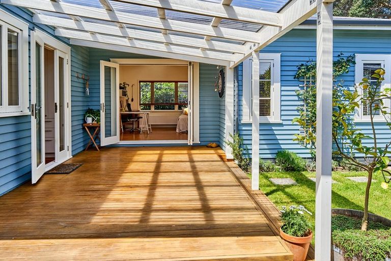 Photo of property in 2 Roxburgh Grove, Petone, Lower Hutt, 5012