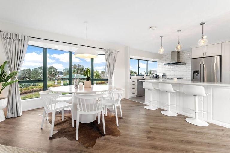 Photo of property in 8 Vinograd Drive, Te Atatu Peninsula, Auckland, 0610