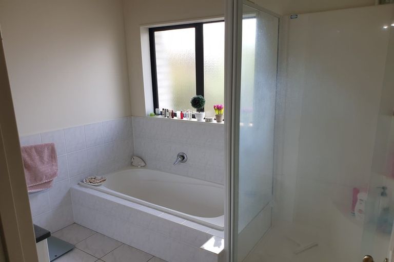 Photo of property in 12 Black Teal Close, Unsworth Heights, Auckland, 0632