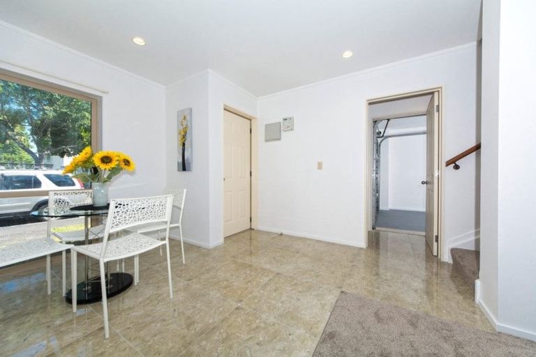 Photo of property in 9 Lockington Avenue, Henderson, Auckland, 0612