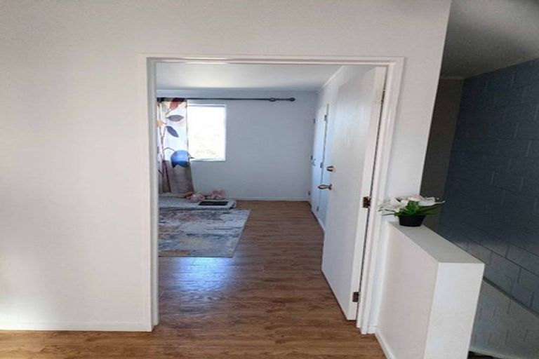 Photo of property in 2/78 West Coast Road, Glen Eden, Auckland, 0602