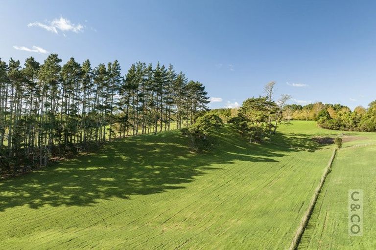 Photo of property in 408 Taupaki Road, Kumeu, 0892