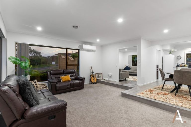 Photo of property in 4 Kingsclere Place, Goodwood Heights, Auckland, 2105