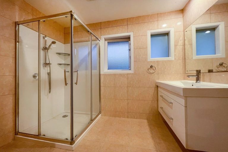 Photo of property in 17 Alma Street, Te Atatu South, Auckland, 0610