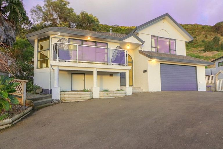Photo of property in 83 Kakariki Grove, Waikanae, 5036