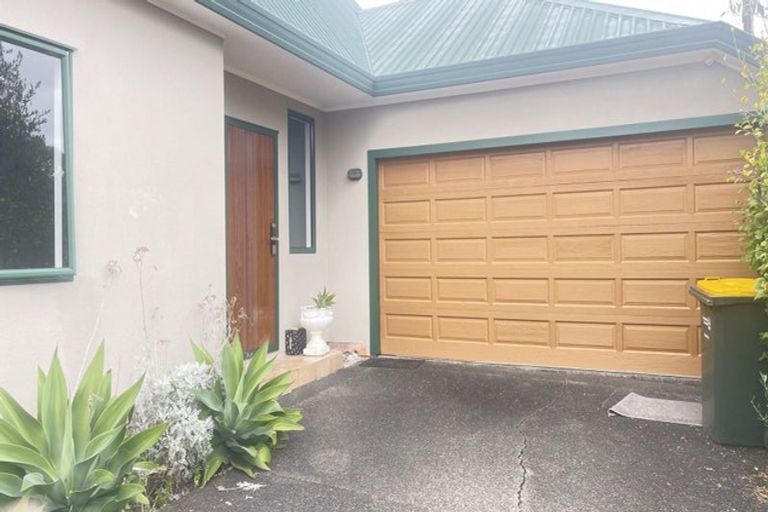 Photo of property in 1/4 Bond Crescent, Forrest Hill, Auckland, 0620