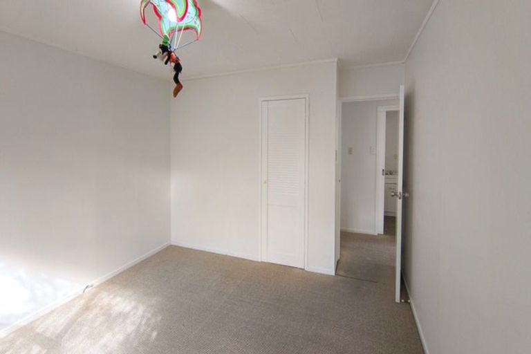 Photo of property in 10 Mile Place, Henderson, Auckland, 0612