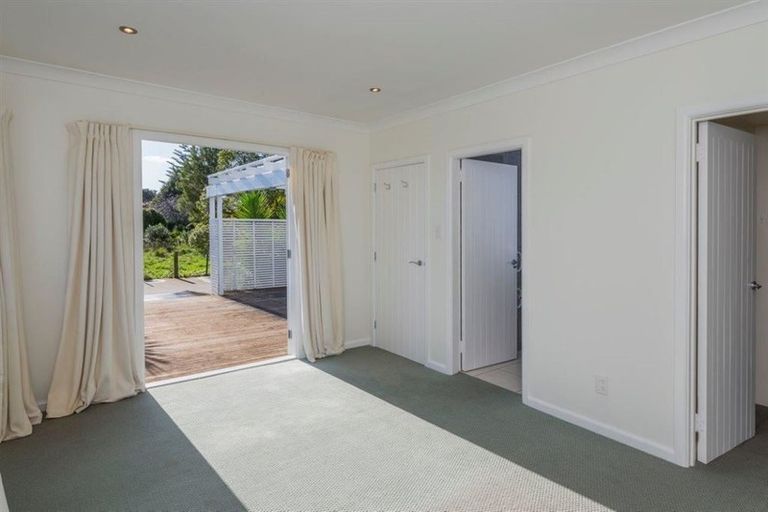 Photo of property in 180 Te Moana Road, Waikanae, 5036