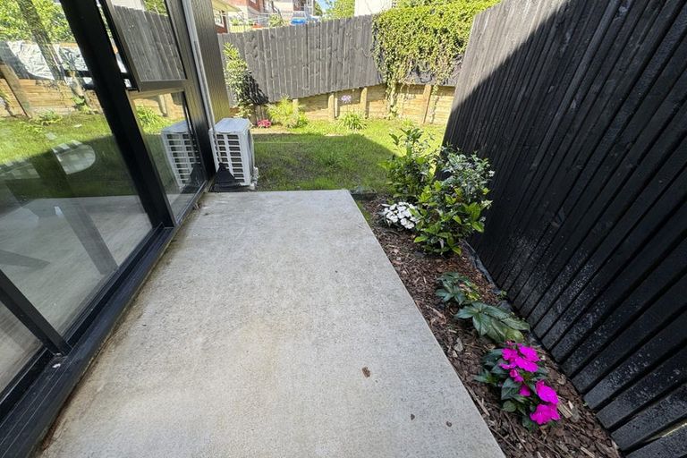 Photo of property in 7/37 Camelot Place, Glenfield, Auckland, 0629