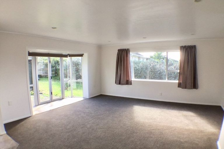 Photo of property in 2/27 Mannering Place, Hillcrest, Auckland, 0627