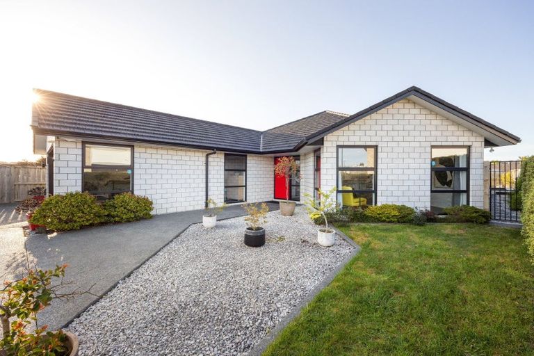 Photo of property in 18 Teatree Close, Huntington, Hamilton, 3210