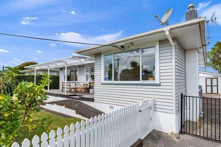 Photo of property in 10 Edgerton Road, Te Atatu Peninsula, Auckland, 0610