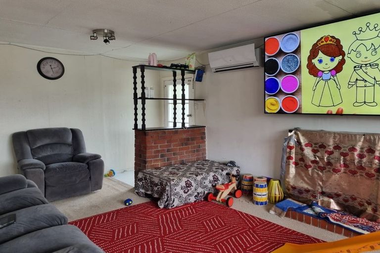 Photo of property in 57 Salford Street, Newlands, Wellington, 6037