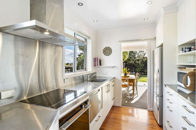 Photo of property in 41 Woodstock Road, Forrest Hill, Auckland, 0620