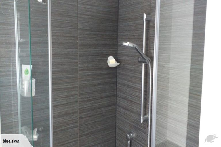 Photo of property in 53 Cliff View Drive, Green Bay, Auckland, 0604