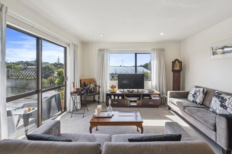 Photo of property in 2/32 Charlotte Street, Stanmore Bay, Whangaparaoa, 0932