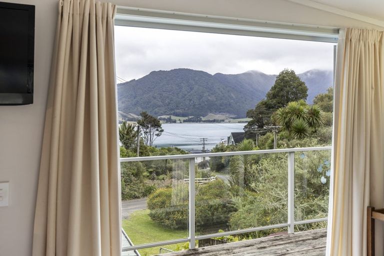 Photo of property in 19 Sandy Bay Road, Black Rock, Picton, 7282