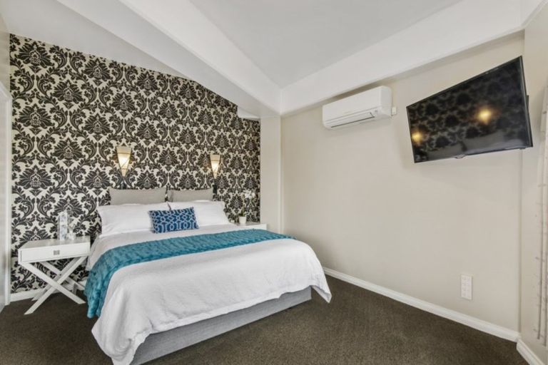 Photo of property in 98 View Road, Houghton Bay, Wellington, 6023