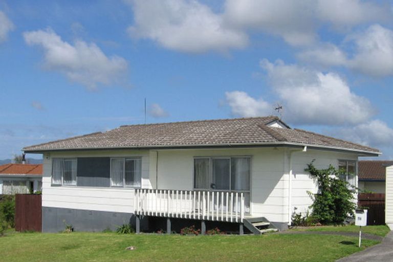 Photo of property in 2/8 Benchmark Drive, Massey, Auckland, 0614