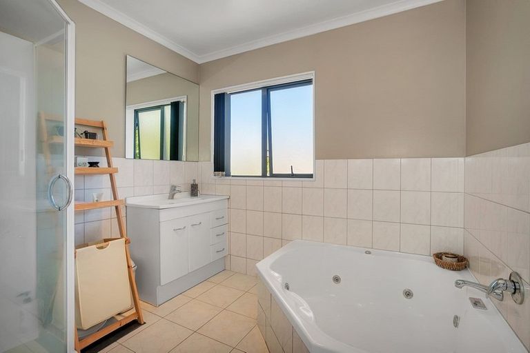 Photo of property in 10 Chieftain Rise, Goodwood Heights, Auckland, 2105