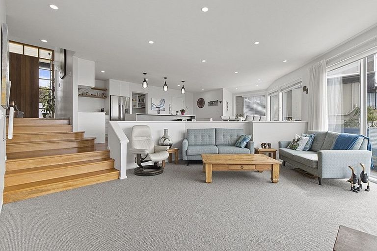 Photo of property in 9 Rahopara Street, Castor Bay, Auckland, 0620