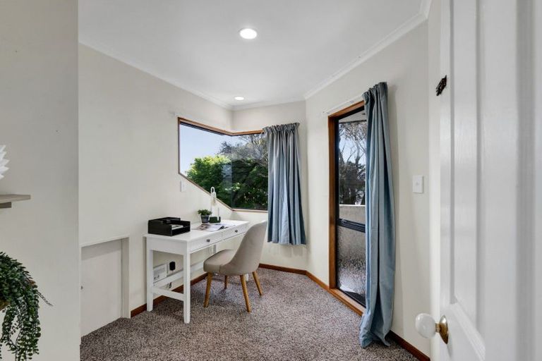 Photo of property in 15 Del Mar Place, Merrilands, New Plymouth, 4312