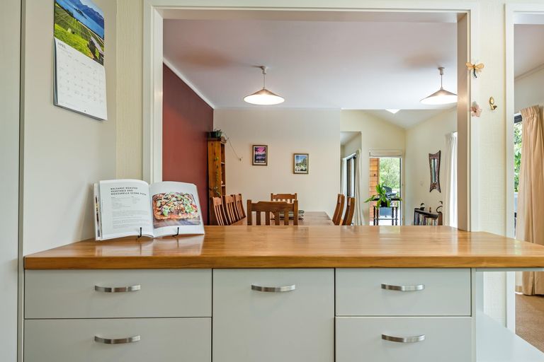 Photo of property in 32 Springdale Grove, Fitzherbert, Palmerston North, 4410