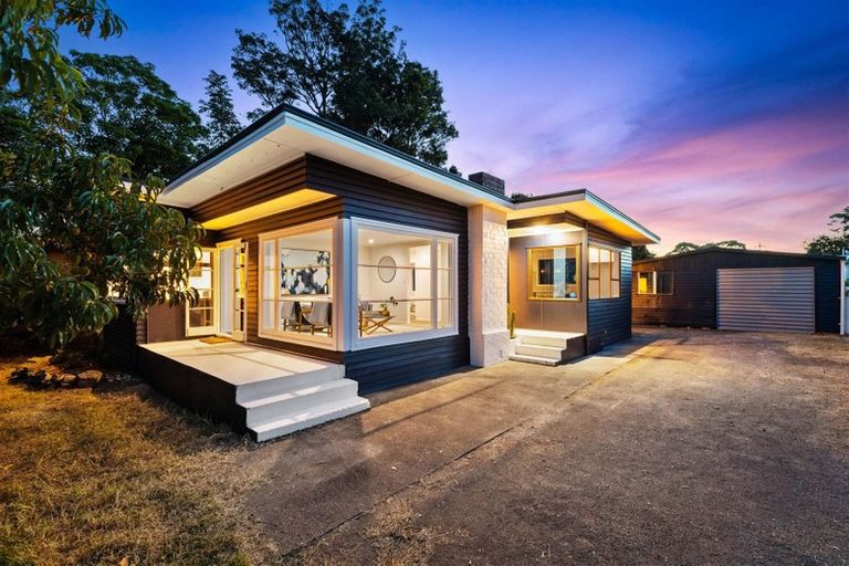 Photo of property in 11 Ranui Station Road, Ranui, Auckland, 0612