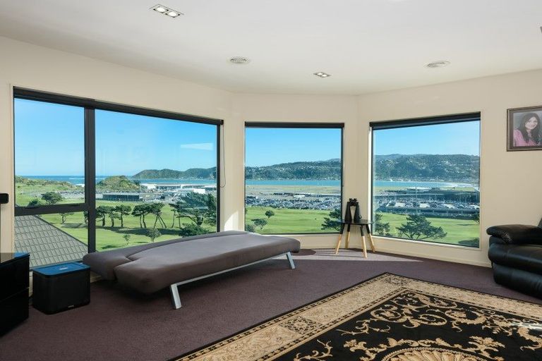 Photo of property in 12 Bunker Way, Strathmore Park, Wellington, 6022