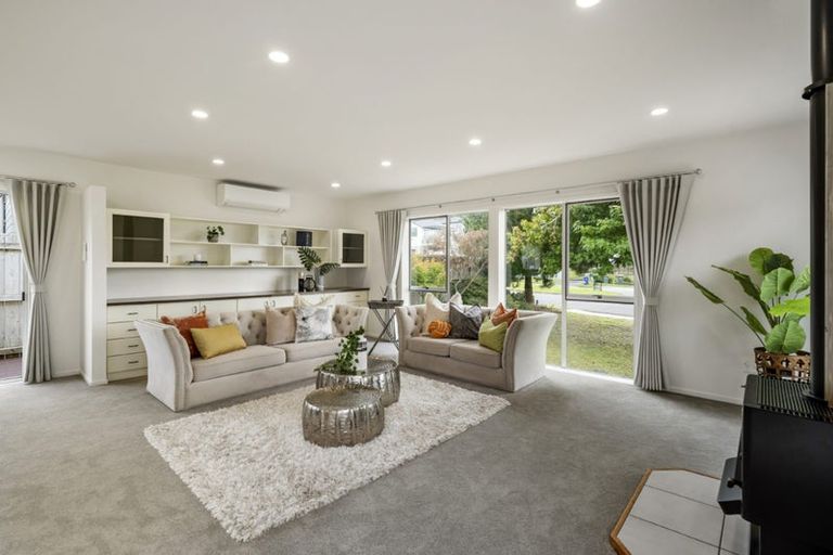 Photo of property in 38 Deverell Place, Northcross, Auckland, 0632