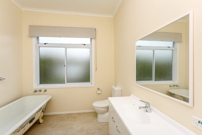 Photo of property in 24 Pendarves Street, New Plymouth, 4310