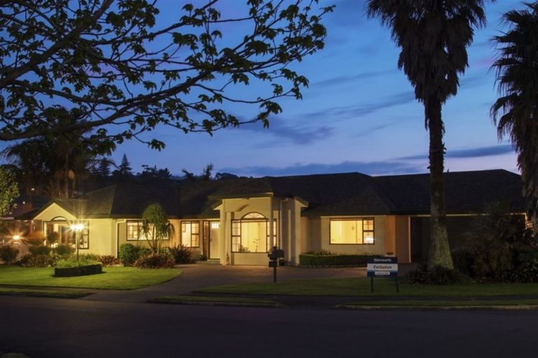 Photo of property in 1 Cloverlea Place, Pukekohe, 2120