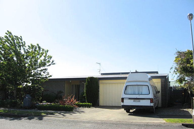 Photo of property in 1 Mcalpine Place, Rangiora, 7400
