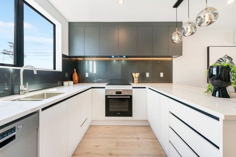 Photo of property in 8/18 Sylvan Crescent, Te Atatu South, Auckland, 0610